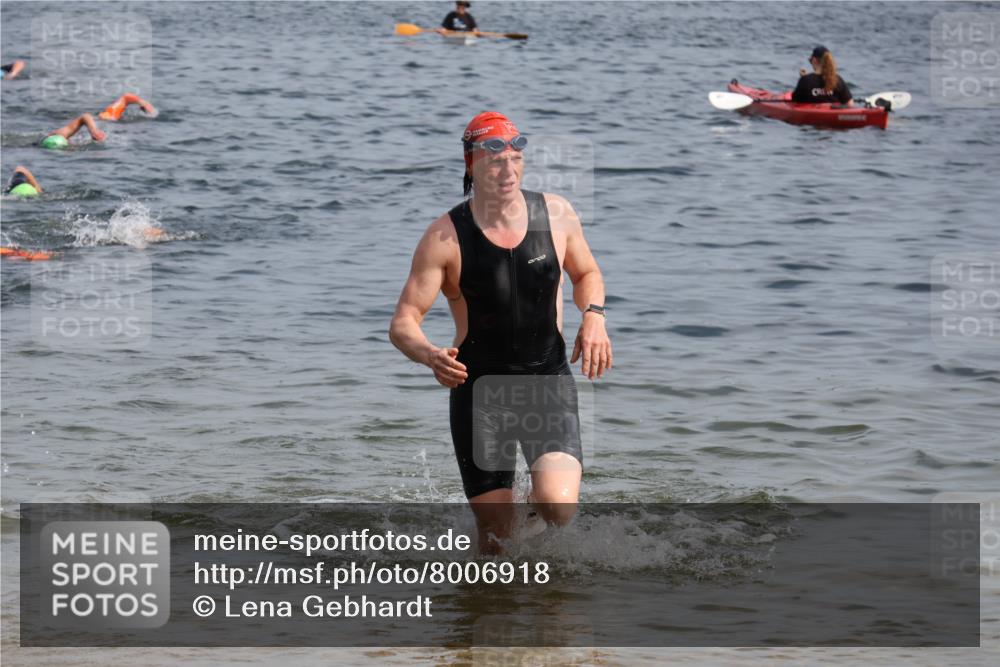 15.06.2025 - 27. Vierlanden-Triathlon Lena Gebhardt http://msf.ph/oto/8006918 15.06.2025 10:04:47 Schwimmen 389, 390, 400, 452 meine-sportfotos.de