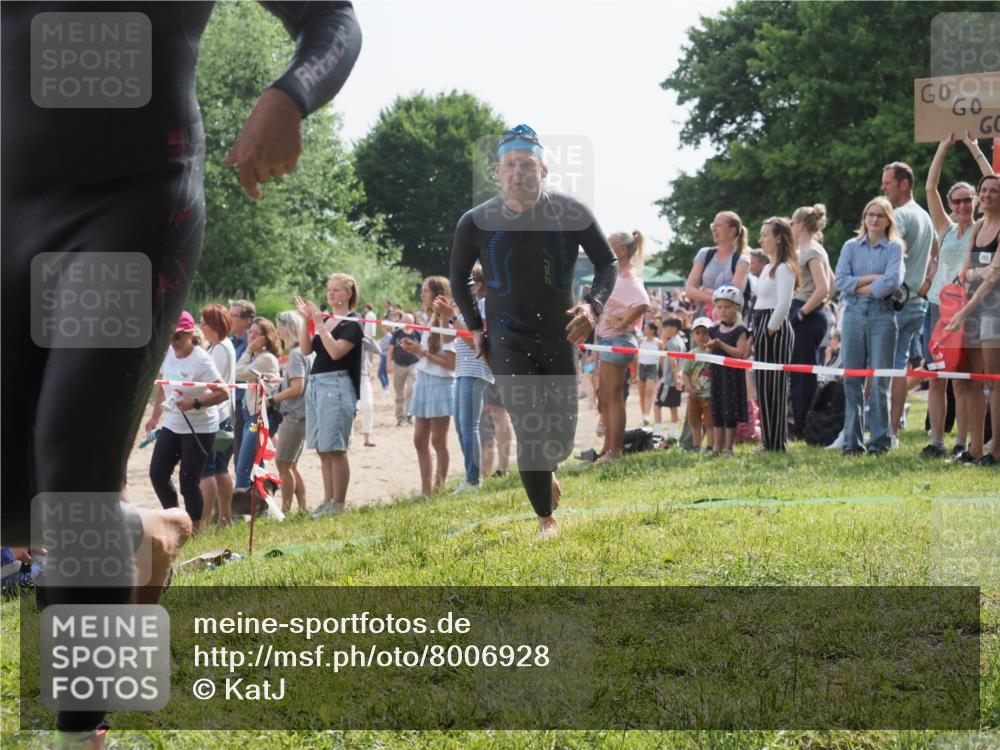 15.06.2025 - 27. Vierlanden-Triathlon KatJ http://msf.ph/oto/8006928 15.06.2025 10:05:52 Schwimmen 392, 401, 435, 442, 450, 458 meine-sportfotos.de