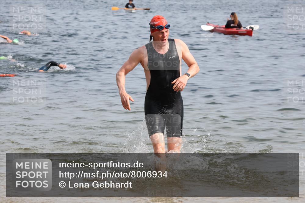 15.06.2025 - 27. Vierlanden-Triathlon Lena Gebhardt http://msf.ph/oto/8006934 15.06.2025 10:04:48 Schwimmen 389, 390, 400, 452 meine-sportfotos.de