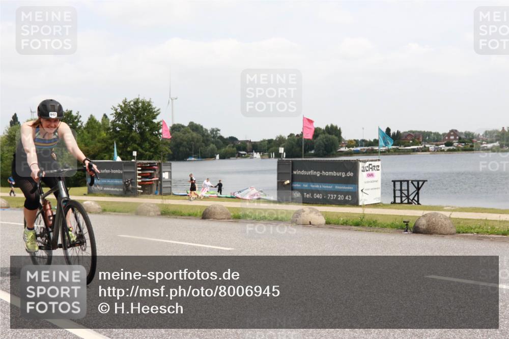 21.06.2025 - 27. Vierlanden-Triathlon H.Heesch http://msf.ph/oto/8006945 15.06.2025 12:07:12 Radfahren 942, 961 meine-sportfotos.de