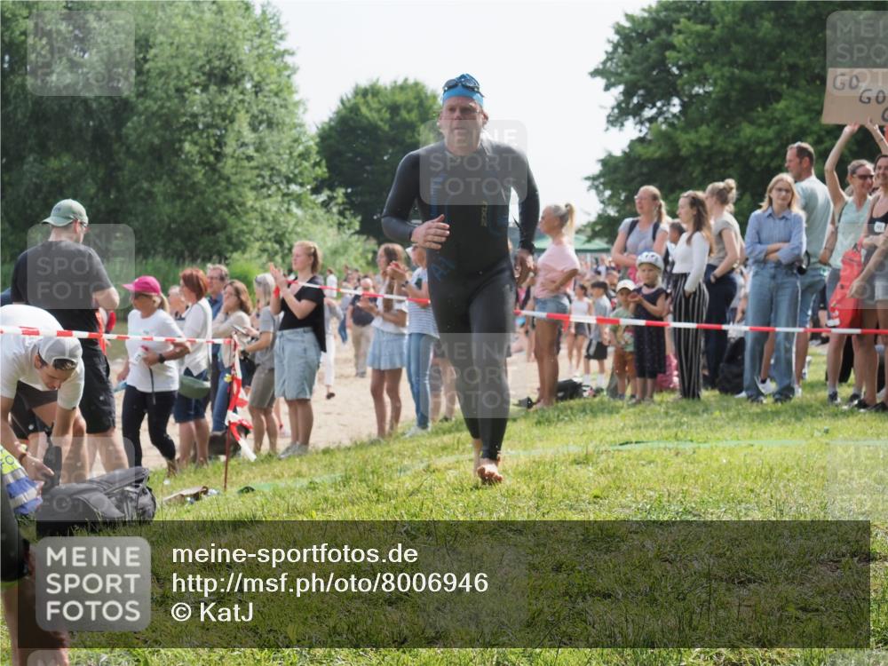 15.06.2025 - 27. Vierlanden-Triathlon KatJ http://msf.ph/oto/8006946 15.06.2025 10:05:52 Schwimmen 392, 401, 435, 442, 450, 458 meine-sportfotos.de