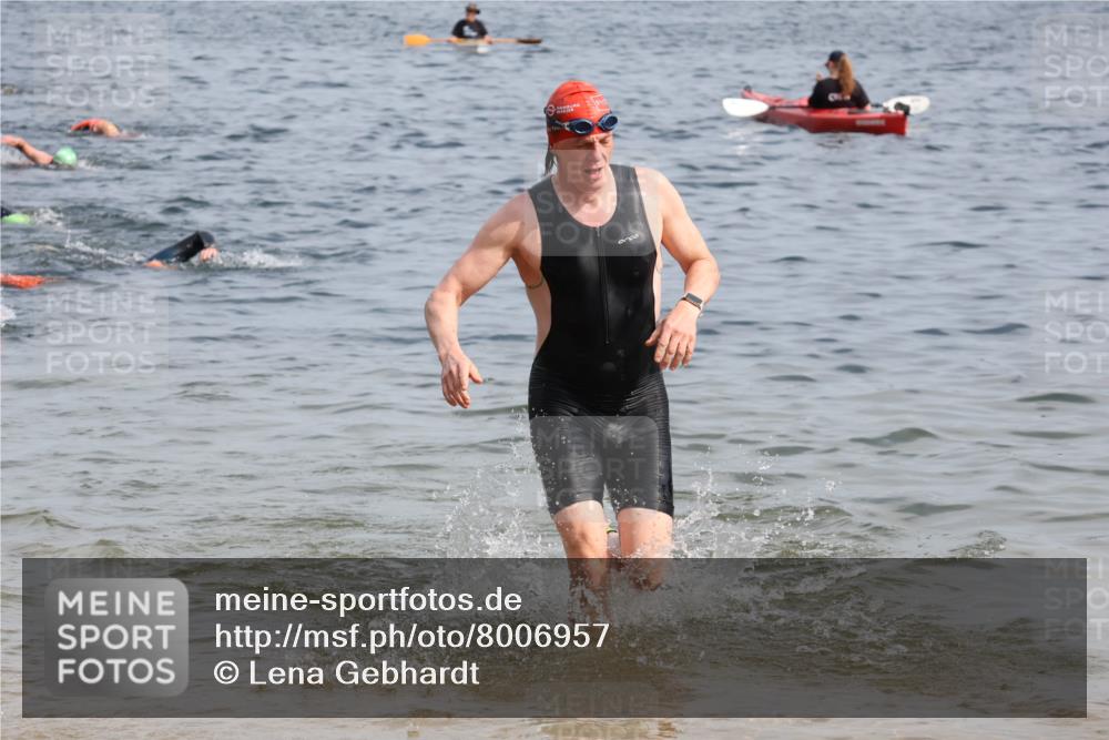 15.06.2025 - 27. Vierlanden-Triathlon Lena Gebhardt http://msf.ph/oto/8006957 15.06.2025 10:04:48 Schwimmen 389, 390, 400, 452 meine-sportfotos.de