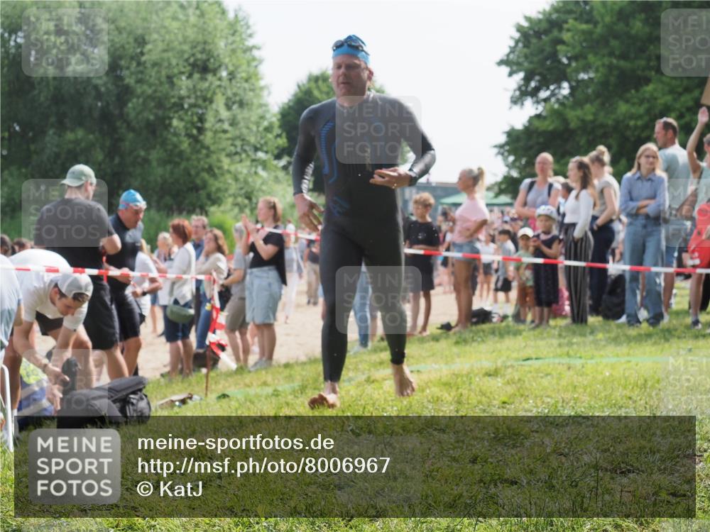 15.06.2025 - 27. Vierlanden-Triathlon KatJ http://msf.ph/oto/8006967 15.06.2025 10:05:52 Schwimmen 392, 401, 435, 442, 450, 458 meine-sportfotos.de