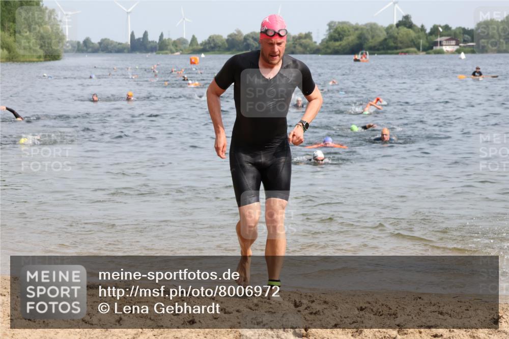 15.06.2025 - 27. Vierlanden-Triathlon Lena Gebhardt http://msf.ph/oto/8006972 15.06.2025 10:04:49 Schwimmen 389, 390, 400, 452 meine-sportfotos.de