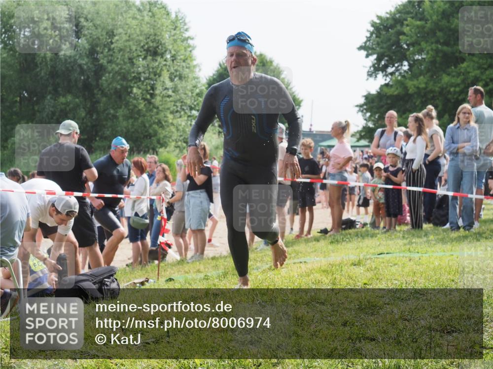15.06.2025 - 27. Vierlanden-Triathlon KatJ http://msf.ph/oto/8006974 15.06.2025 10:05:52 Schwimmen 392, 401, 435, 442, 450, 458 meine-sportfotos.de