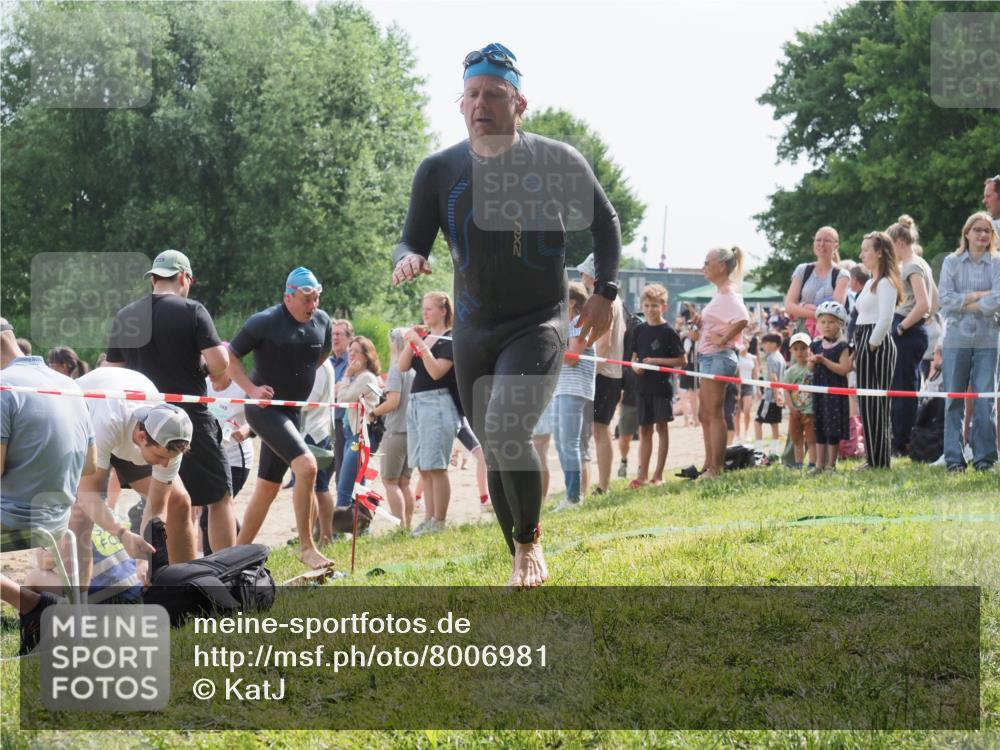 15.06.2025 - 27. Vierlanden-Triathlon KatJ http://msf.ph/oto/8006981 15.06.2025 10:05:52 Schwimmen 392, 401, 435, 442, 450, 458 meine-sportfotos.de