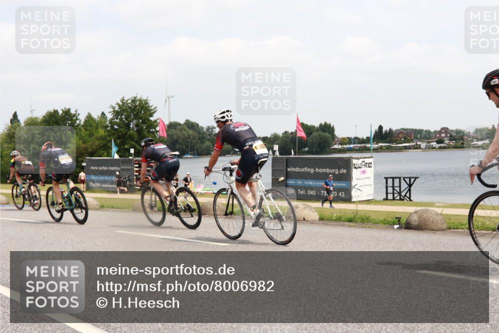 21.06.2025 - 27. Vierlanden-Triathlon H.Heesch http://msf.ph/oto/8006982 15.06.2025 12:07:26 Radfahren 228, 662, 867, 869, 909, 1000, 1002 meine-sportfotos.de