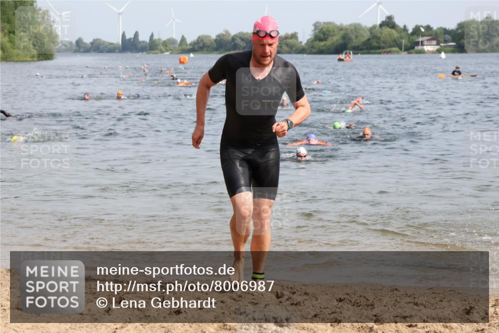 15.06.2025 - 27. Vierlanden-Triathlon Lena Gebhardt http://msf.ph/oto/8006987 15.06.2025 10:04:49 Schwimmen 389, 390, 400, 452 meine-sportfotos.de