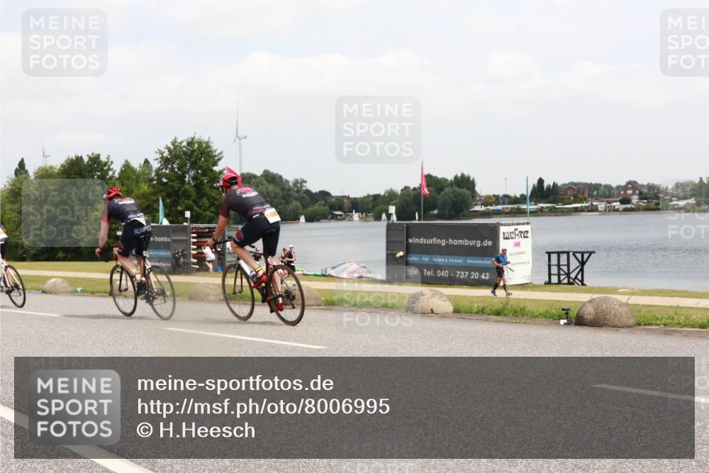 21.06.2025 - 27. Vierlanden-Triathlon H.Heesch http://msf.ph/oto/8006995 15.06.2025 12:07:27 Radfahren 228, 662, 869, 909, 1000, 1001, 1002, 1003 meine-sportfotos.de