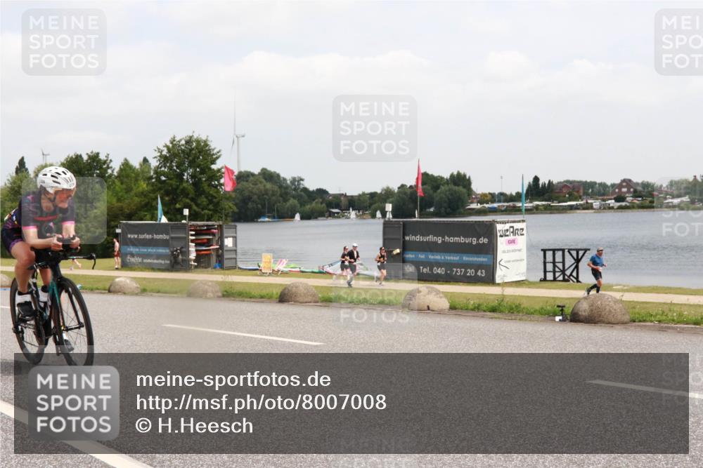 21.06.2025 - 27. Vierlanden-Triathlon H.Heesch http://msf.ph/oto/8007008 15.06.2025 12:07:28 Radfahren 228, 662, 909, 1000, 1001, 1002, 1003 meine-sportfotos.de