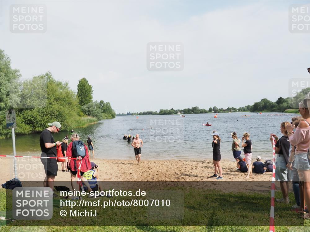 21.06.2025 - 27. Vierlanden-Triathlon MichiJ http://msf.ph/oto/8007010 15.06.2026 10:07:48 Schwimmen 371, 395, 407 meine-sportfotos.de