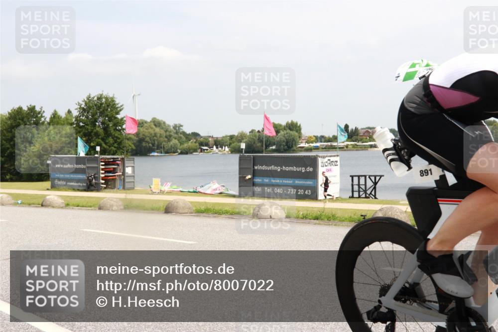 21.06.2025 - 27. Vierlanden-Triathlon H.Heesch http://msf.ph/oto/8007022 15.06.2025 11:59:57 Radfahren 891 meine-sportfotos.de