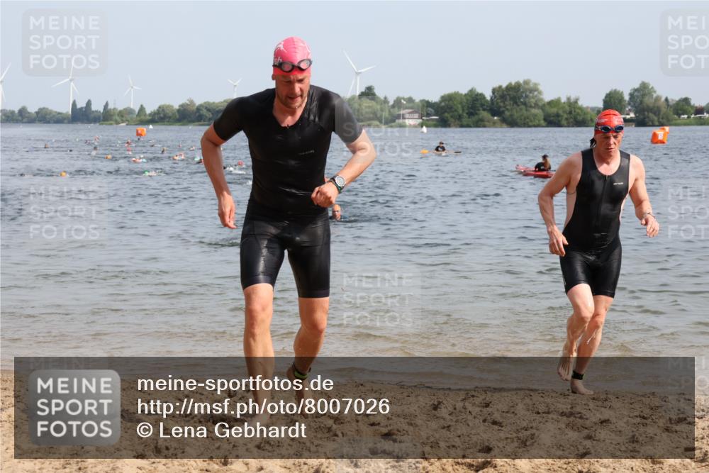 15.06.2025 - 27. Vierlanden-Triathlon Lena Gebhardt http://msf.ph/oto/8007026 15.06.2025 10:04:50 Schwimmen 389, 390, 400, 452 meine-sportfotos.de