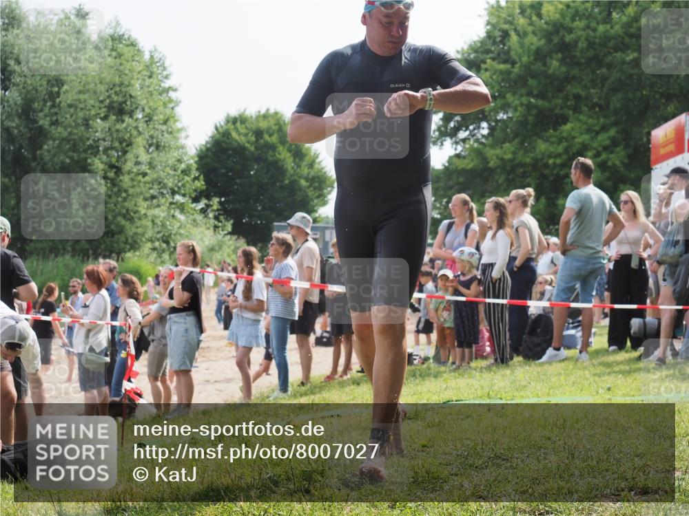 15.06.2025 - 27. Vierlanden-Triathlon KatJ http://msf.ph/oto/8007027 15.06.2025 10:05:56 Schwimmen 372, 392, 410, 435, 442, 450, 458 meine-sportfotos.de