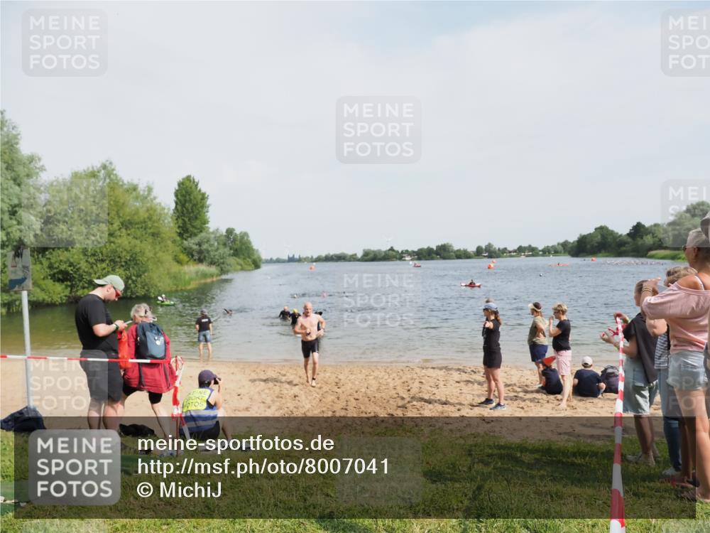 21.06.2025 - 27. Vierlanden-Triathlon MichiJ http://msf.ph/oto/8007041 15.06.2026 10:07:48 Schwimmen 371, 395, 407 meine-sportfotos.de