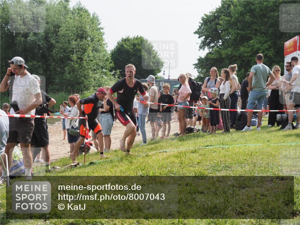 15.06.2025 - 27. Vierlanden-Triathlon KatJ http://msf.ph/oto/8007043 15.06.2025 10:05:59 Schwimmen 372, 410, 435, 442, 458 meine-sportfotos.de