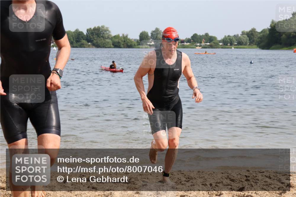 15.06.2025 - 27. Vierlanden-Triathlon Lena Gebhardt http://msf.ph/oto/8007046 15.06.2025 10:04:51 Schwimmen 389, 390, 400 meine-sportfotos.de