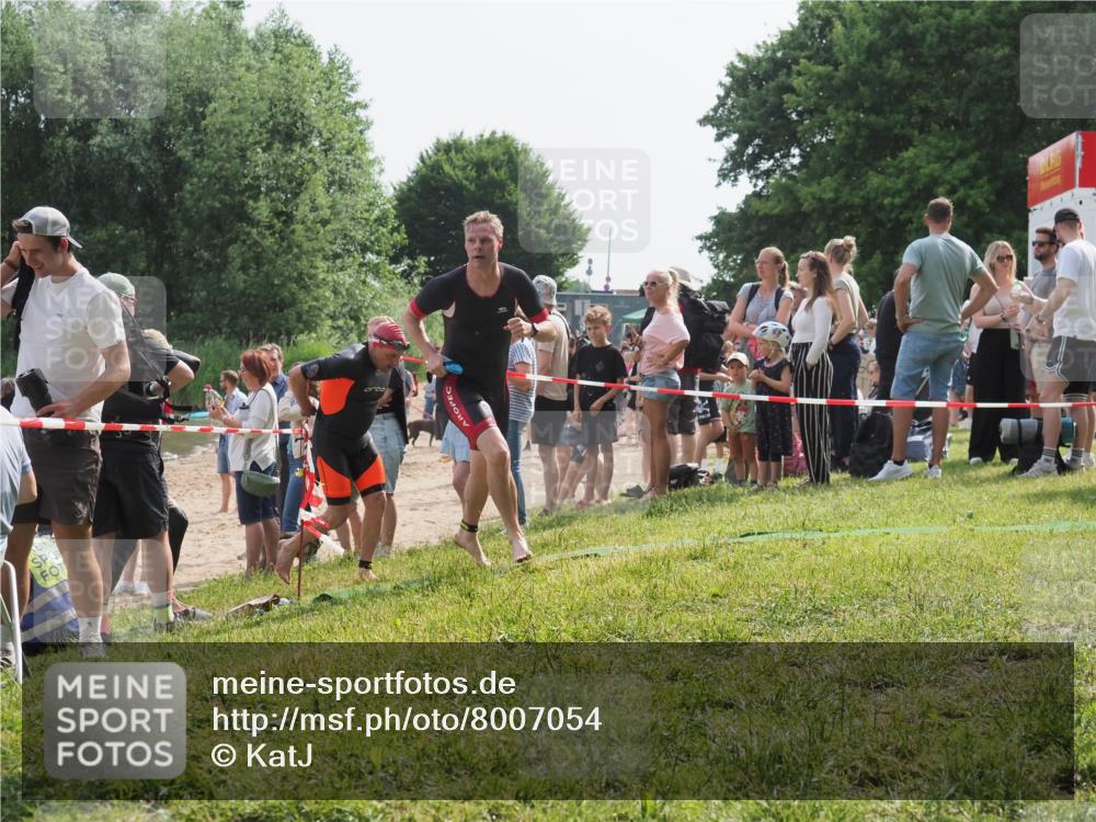 15.06.2025 - 27. Vierlanden-Triathlon KatJ http://msf.ph/oto/8007054 15.06.2025 10:05:59 Schwimmen 372, 410, 435, 442, 458 meine-sportfotos.de