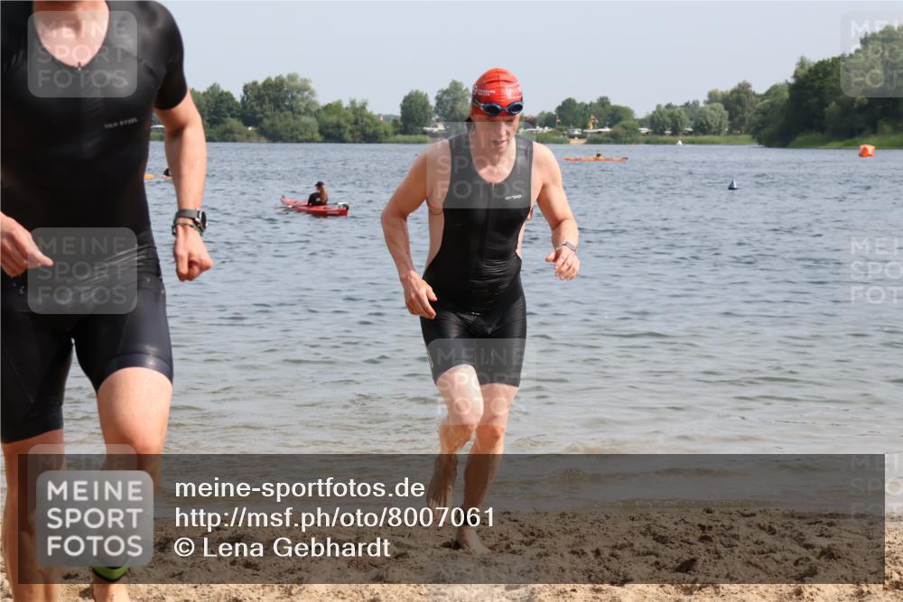15.06.2025 - 27. Vierlanden-Triathlon Lena Gebhardt http://msf.ph/oto/8007061 15.06.2025 10:04:51 Schwimmen 389, 390, 400 meine-sportfotos.de