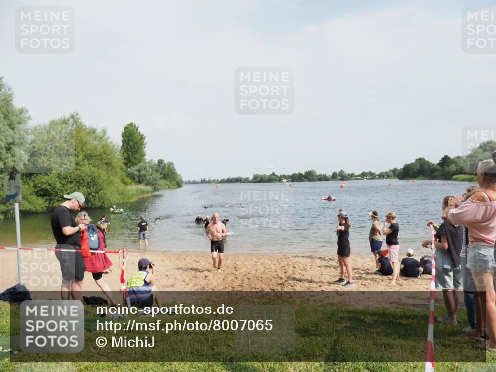 21.06.2025 - 27. Vierlanden-Triathlon MichiJ http://msf.ph/oto/8007065 15.06.2026 10:07:48 Schwimmen 371, 395, 407 meine-sportfotos.de