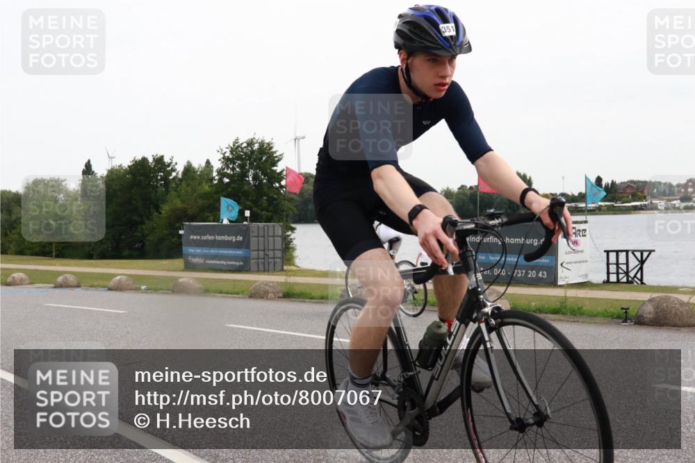 15.06.2025 - 27. Vierlanden-Triathlon H.Heesch http://msf.ph/oto/8007067 15.06.2025 10:41:32 Radfahren 198, 229, 351, 453 meine-sportfotos.de