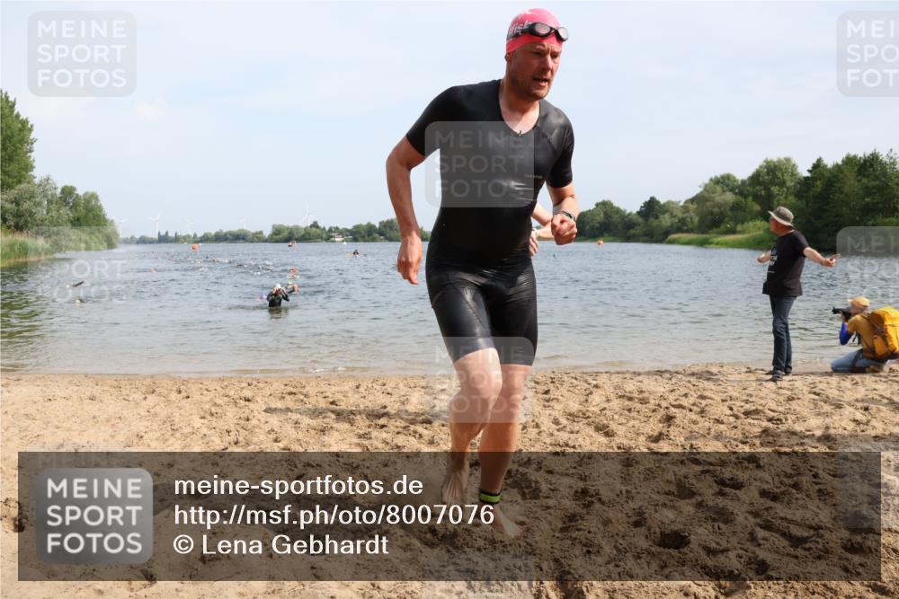 15.06.2025 - 27. Vierlanden-Triathlon Lena Gebhardt http://msf.ph/oto/8007076 15.06.2025 10:04:52 Schwimmen 389, 400 meine-sportfotos.de