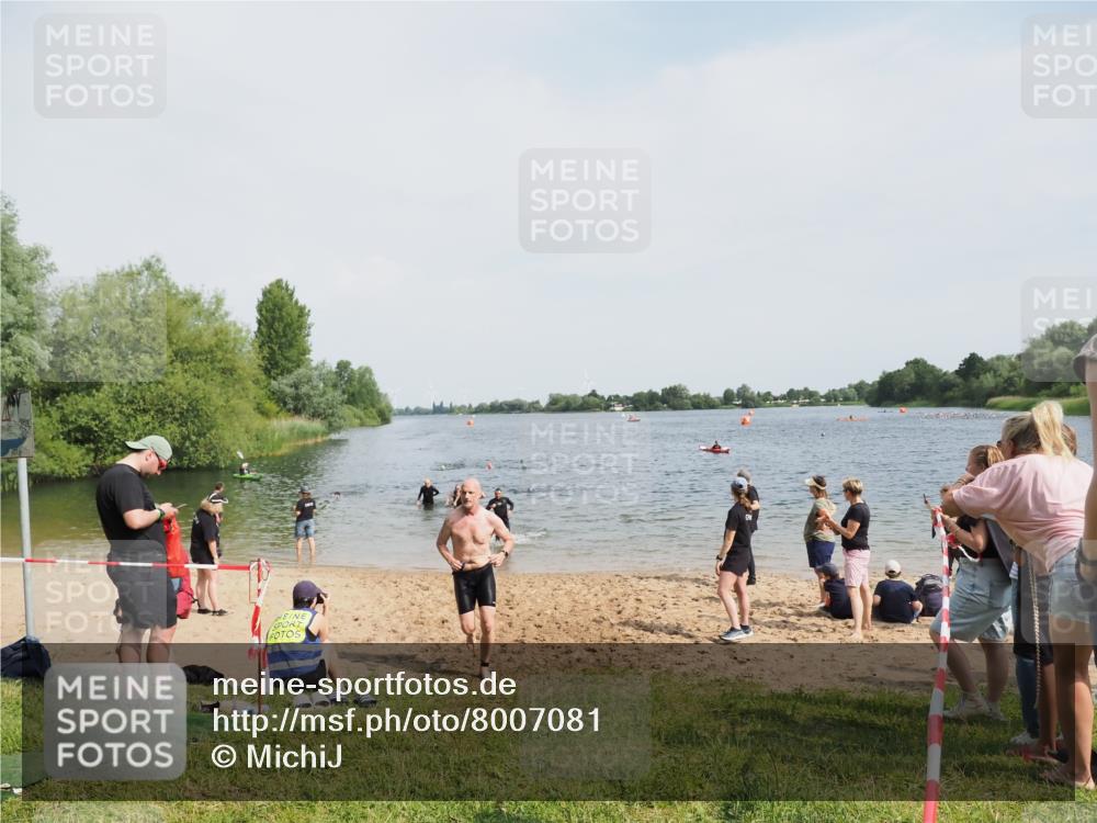 21.06.2025 - 27. Vierlanden-Triathlon MichiJ http://msf.ph/oto/8007081 15.06.2026 10:07:50 Schwimmen 371, 395, 407 meine-sportfotos.de