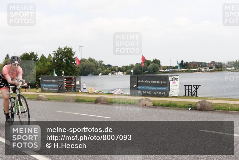 21.06.2025 - 27. Vierlanden-Triathlon H.Heesch http://msf.ph/oto/8007093 15.06.2025 12:08:00 Radfahren 218, 224, 716, 881, 908, 935, 980 meine-sportfotos.de