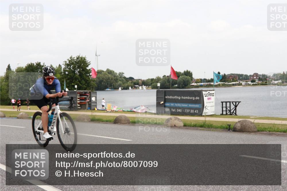 21.06.2025 - 27. Vierlanden-Triathlon H.Heesch http://msf.ph/oto/8007099 15.06.2025 12:08:02 Radfahren 218, 224, 716, 935 meine-sportfotos.de