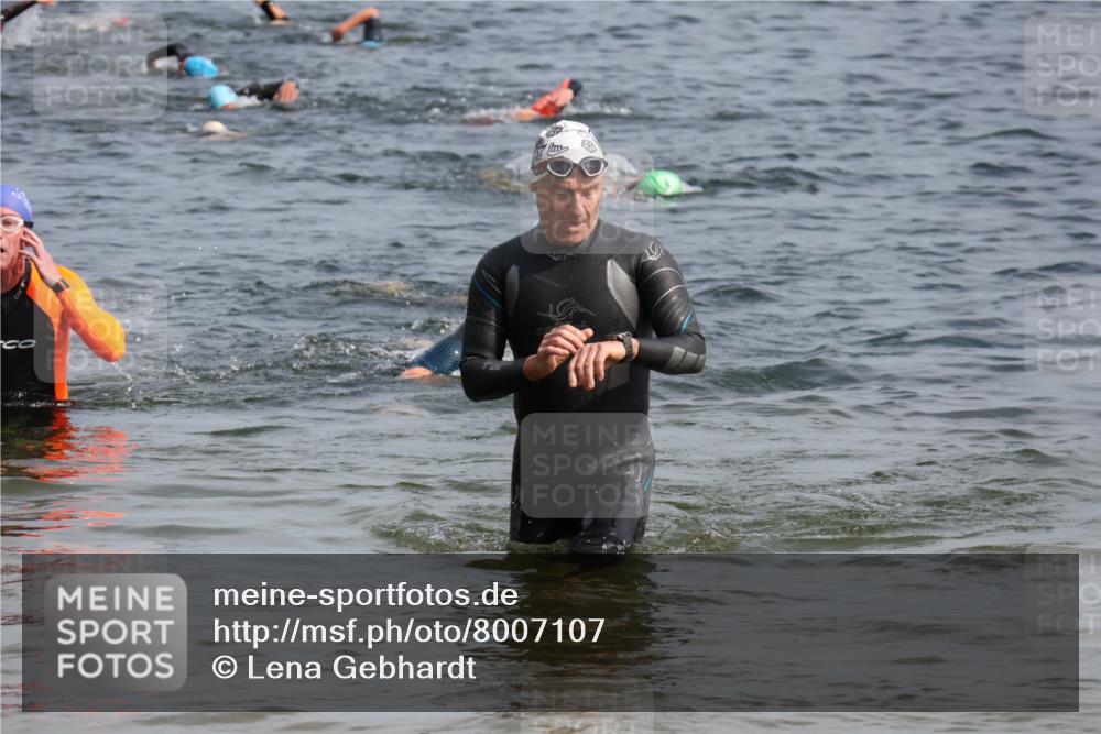 15.06.2025 - 27. Vierlanden-Triathlon Lena Gebhardt http://msf.ph/oto/8007107 15.06.2025 10:04:56 Schwimmen 389, 400, 412 meine-sportfotos.de