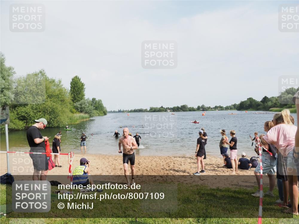 21.06.2025 - 27. Vierlanden-Triathlon MichiJ http://msf.ph/oto/8007109 15.06.2026 10:07:50 Schwimmen 371, 395, 407 meine-sportfotos.de