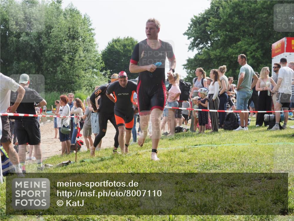 15.06.2025 - 27. Vierlanden-Triathlon KatJ http://msf.ph/oto/8007110 15.06.2025 10:06:00 Schwimmen 372, 410, 435, 442, 458 meine-sportfotos.de
