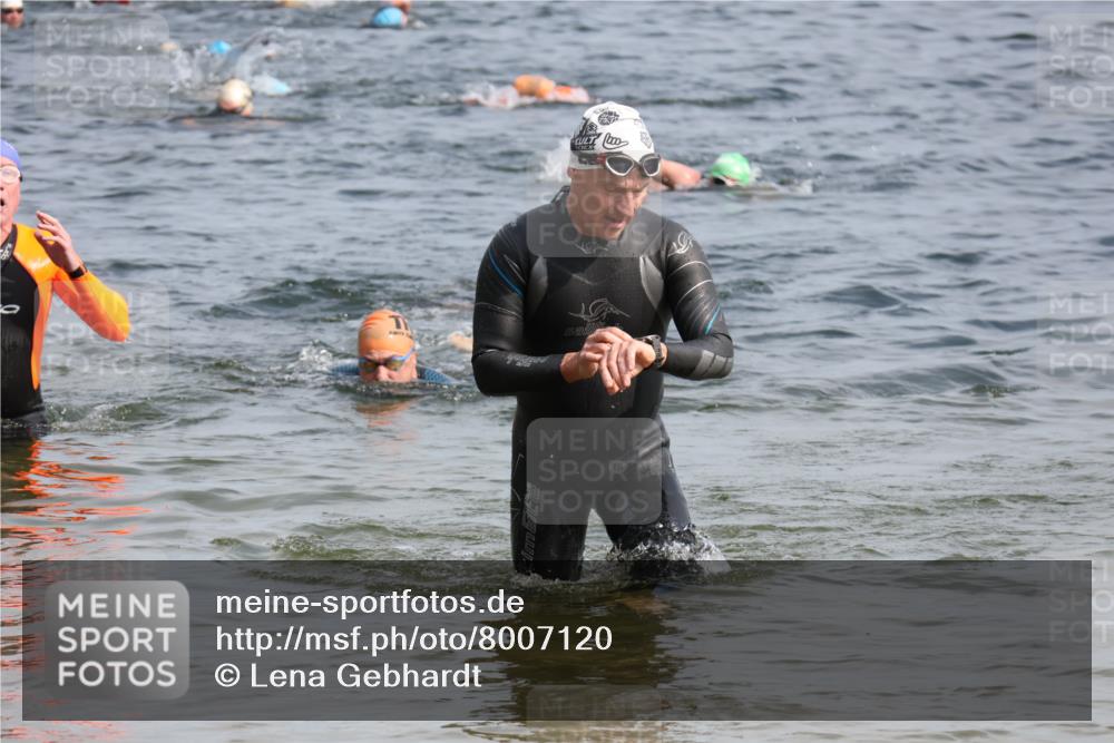 15.06.2025 - 27. Vierlanden-Triathlon Lena Gebhardt http://msf.ph/oto/8007120 15.06.2025 10:04:58 Schwimmen 389, 400, 412 meine-sportfotos.de