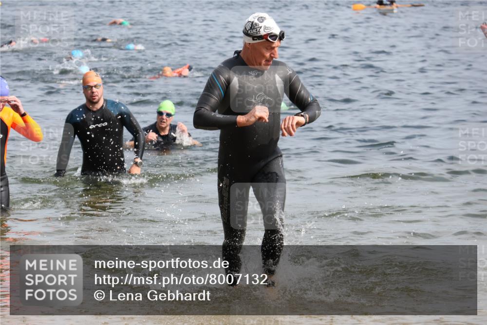 15.06.2025 - 27. Vierlanden-Triathlon Lena Gebhardt http://msf.ph/oto/8007132 15.06.2025 10:05:00 Schwimmen 389, 400, 412 meine-sportfotos.de