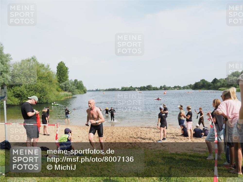 21.06.2025 - 27. Vierlanden-Triathlon MichiJ http://msf.ph/oto/8007136 15.06.2026 10:07:51 Schwimmen 371, 395, 407 meine-sportfotos.de