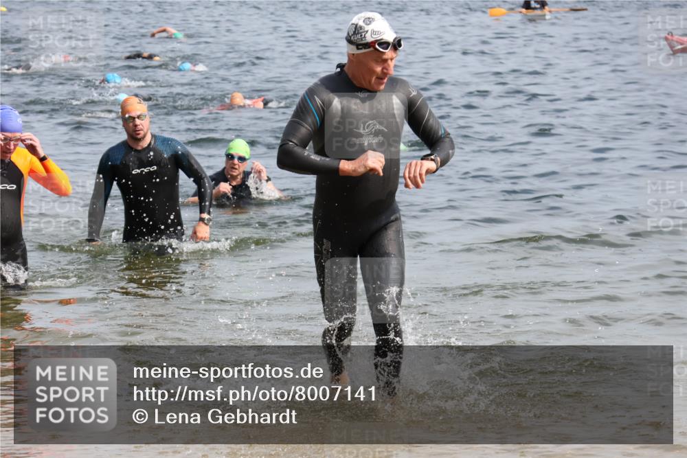 15.06.2025 - 27. Vierlanden-Triathlon Lena Gebhardt http://msf.ph/oto/8007141 15.06.2025 10:05:00 Schwimmen 389, 400, 412 meine-sportfotos.de