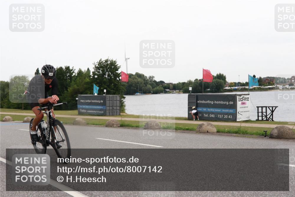 15.06.2025 - 27. Vierlanden-Triathlon H.Heesch http://msf.ph/oto/8007142 15.06.2025 10:41:37 Radfahren 106, 109, 127, 142, 198, 351, 436 meine-sportfotos.de