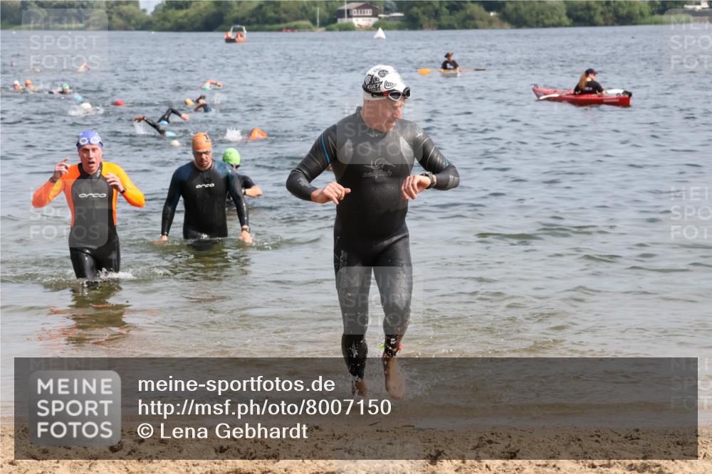15.06.2025 - 27. Vierlanden-Triathlon Lena Gebhardt http://msf.ph/oto/8007150 15.06.2025 10:05:01 Schwimmen 389, 400, 412, 422 meine-sportfotos.de