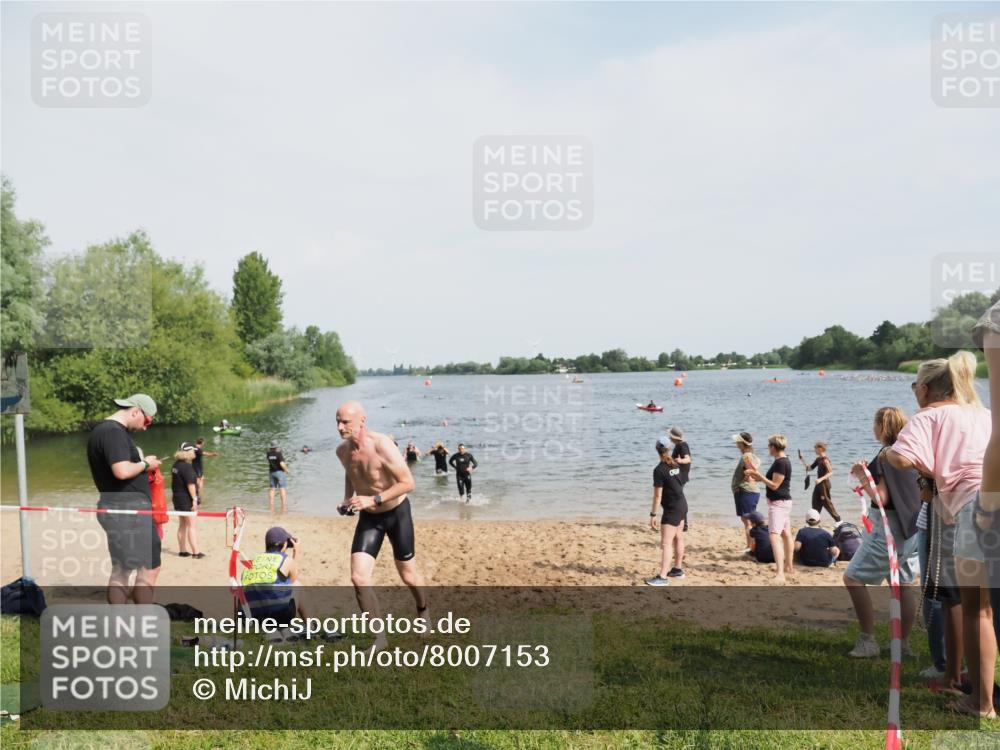 21.06.2025 - 27. Vierlanden-Triathlon MichiJ http://msf.ph/oto/8007153 15.06.2026 10:07:51 Schwimmen 371, 395, 407 meine-sportfotos.de