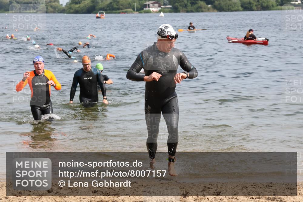 15.06.2025 - 27. Vierlanden-Triathlon Lena Gebhardt http://msf.ph/oto/8007157 15.06.2025 10:05:02 Schwimmen 400, 412, 422 meine-sportfotos.de