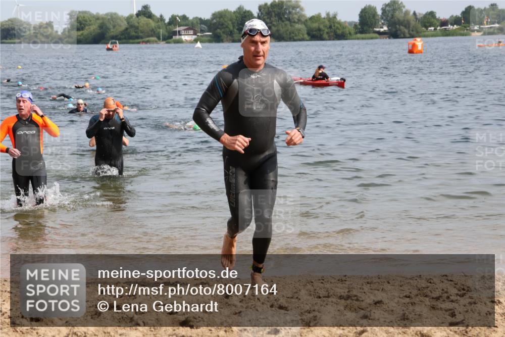 15.06.2025 - 27. Vierlanden-Triathlon Lena Gebhardt http://msf.ph/oto/8007164 15.06.2025 10:05:02 Schwimmen 400, 412, 422 meine-sportfotos.de