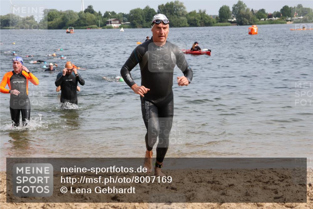 15.06.2025 - 27. Vierlanden-Triathlon Lena Gebhardt http://msf.ph/oto/8007169 15.06.2025 10:05:03 Schwimmen 364, 382, 412, 422 meine-sportfotos.de