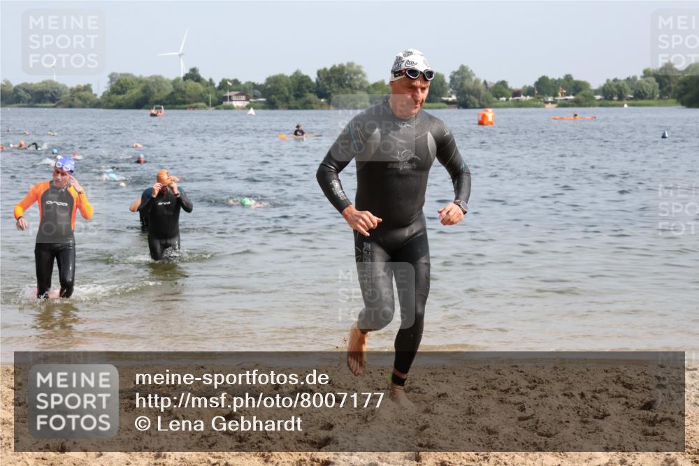 15.06.2025 - 27. Vierlanden-Triathlon Lena Gebhardt http://msf.ph/oto/8007177 15.06.2025 10:05:03 Schwimmen 364, 382, 412, 422 meine-sportfotos.de