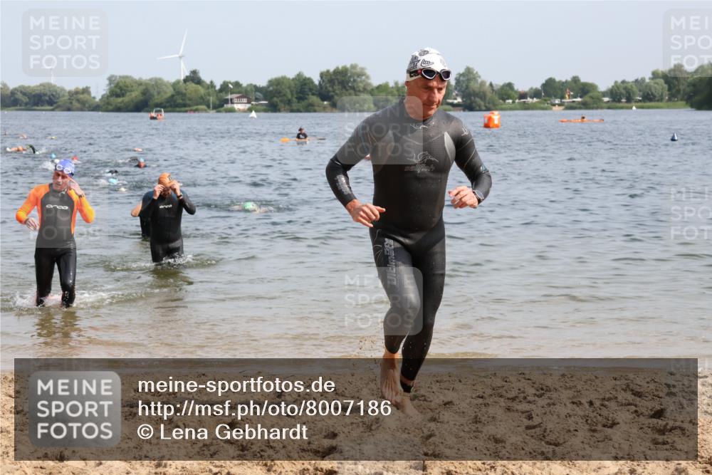 15.06.2025 - 27. Vierlanden-Triathlon Lena Gebhardt http://msf.ph/oto/8007186 15.06.2025 10:05:03 Schwimmen 364, 382, 412, 422 meine-sportfotos.de