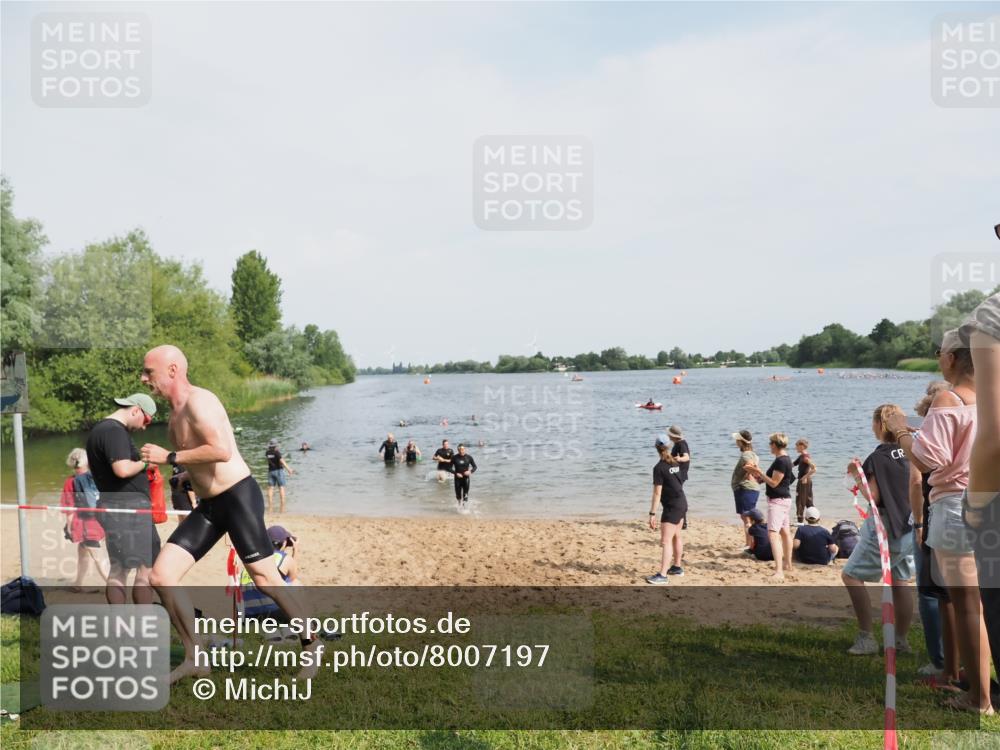 21.06.2025 - 27. Vierlanden-Triathlon MichiJ http://msf.ph/oto/8007197 15.06.2026 10:07:52 Schwimmen 371, 395, 407 meine-sportfotos.de