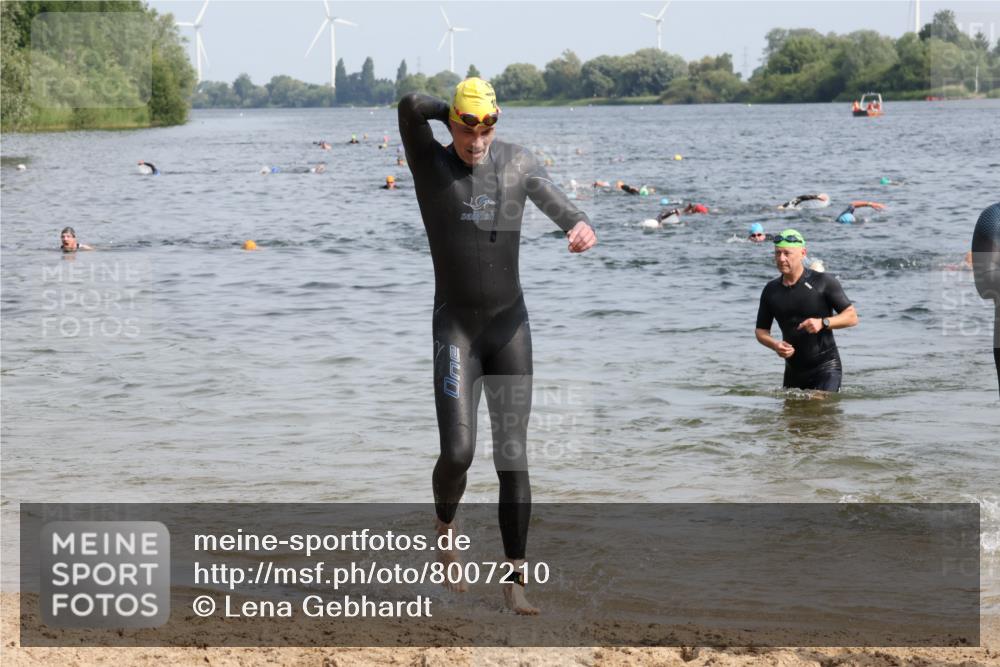 15.06.2025 - 27. Vierlanden-Triathlon Lena Gebhardt http://msf.ph/oto/8007210 15.06.2025 10:05:07 Schwimmen 364, 382, 384, 412, 422 meine-sportfotos.de