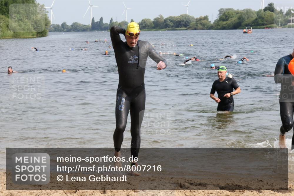 15.06.2025 - 27. Vierlanden-Triathlon Lena Gebhardt http://msf.ph/oto/8007216 15.06.2025 10:05:07 Schwimmen 364, 382, 384, 412, 422 meine-sportfotos.de