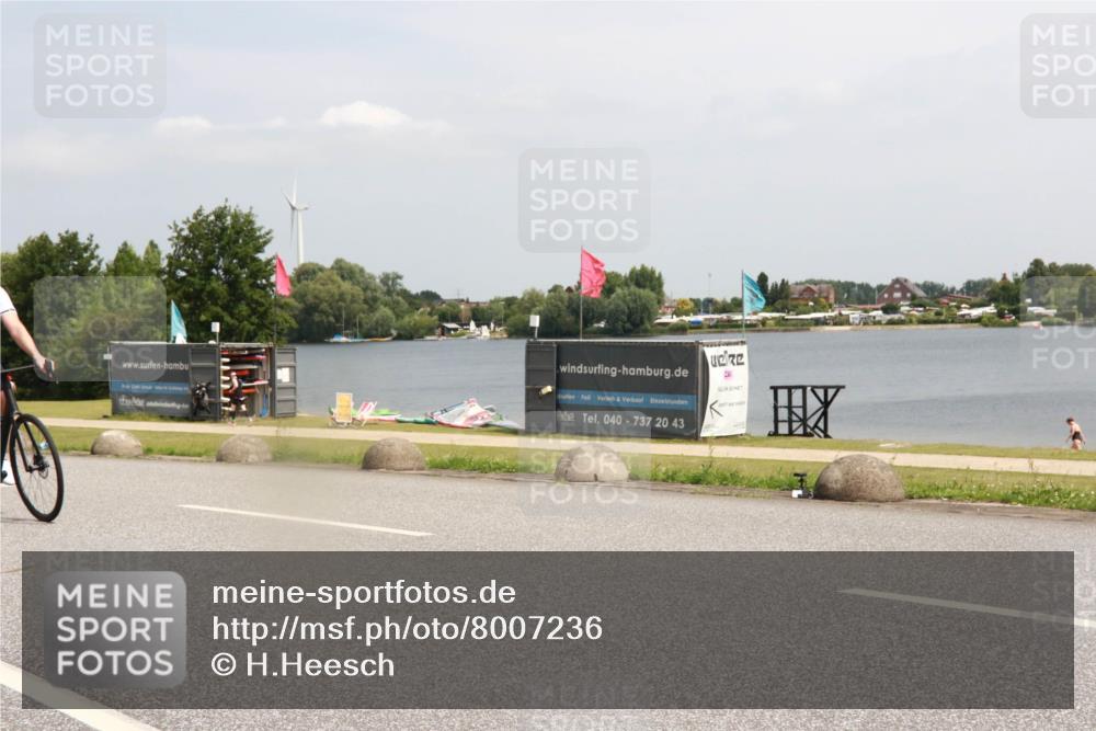 21.06.2025 - 27. Vierlanden-Triathlon H.Heesch http://msf.ph/oto/8007236 15.06.2025 12:00:03 Radfahren 776, 891 meine-sportfotos.de