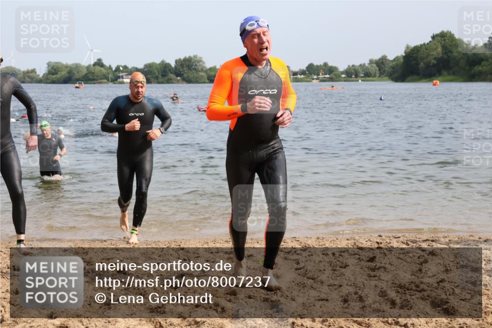 15.06.2025 - 27. Vierlanden-Triathlon Lena Gebhardt http://msf.ph/oto/8007237 15.06.2025 10:05:09 Schwimmen 364, 382, 384, 412, 422 meine-sportfotos.de