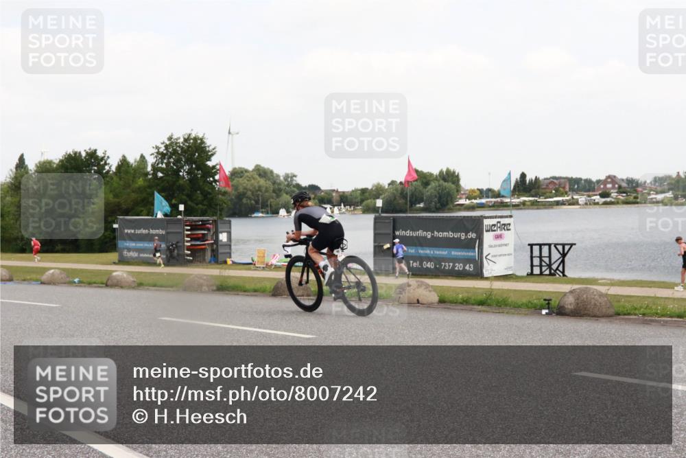 21.06.2025 - 27. Vierlanden-Triathlon H.Heesch http://msf.ph/oto/8007242 15.06.2025 12:08:31 Radfahren 755, 925 meine-sportfotos.de